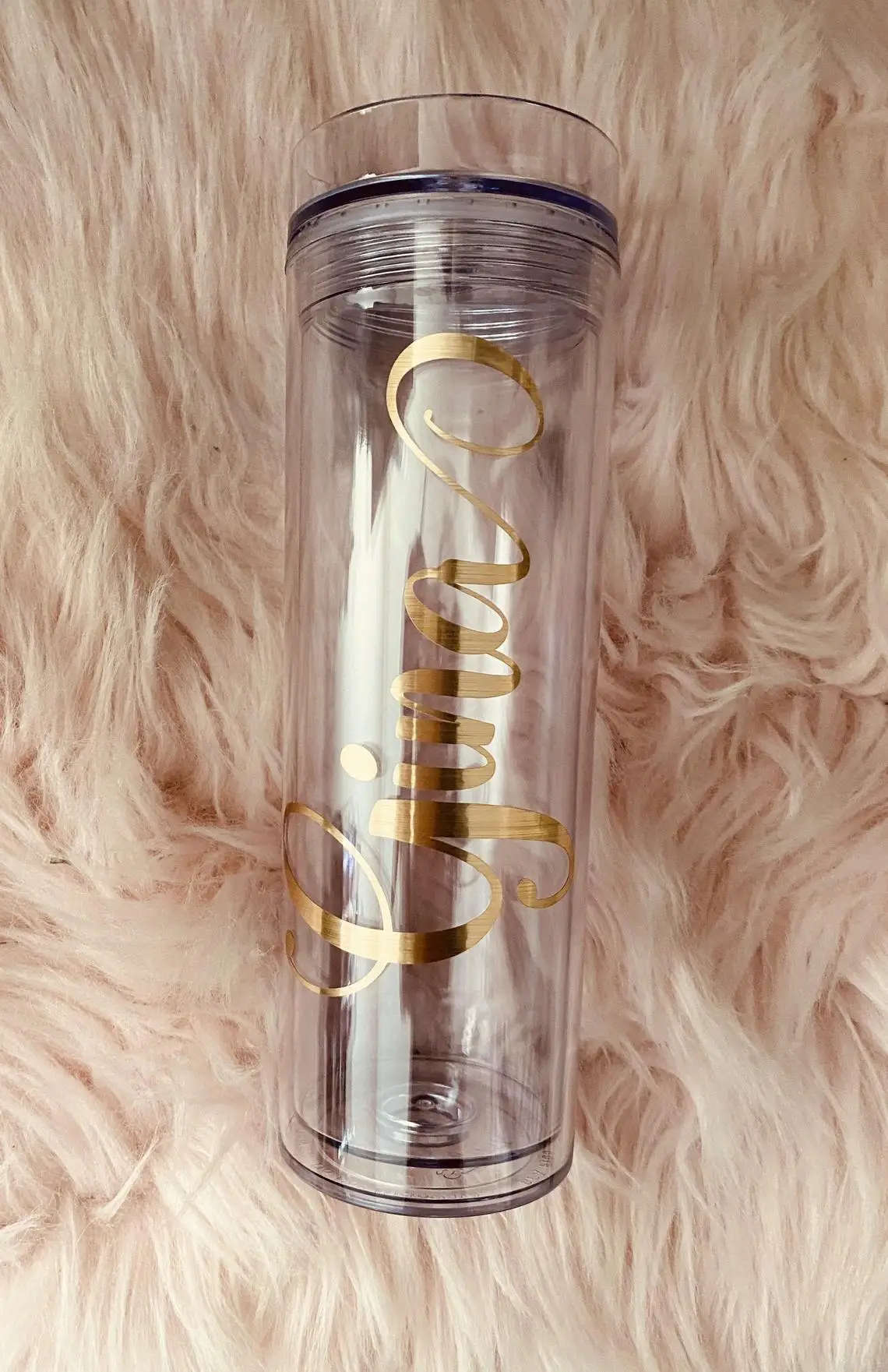 Тонкий стакан с соломенной чашкой