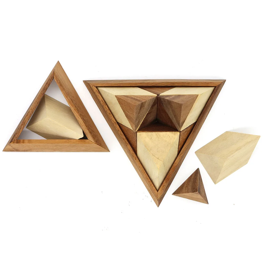 quebra-cabeça triângulo pirâmide com base de madeira e cérebro