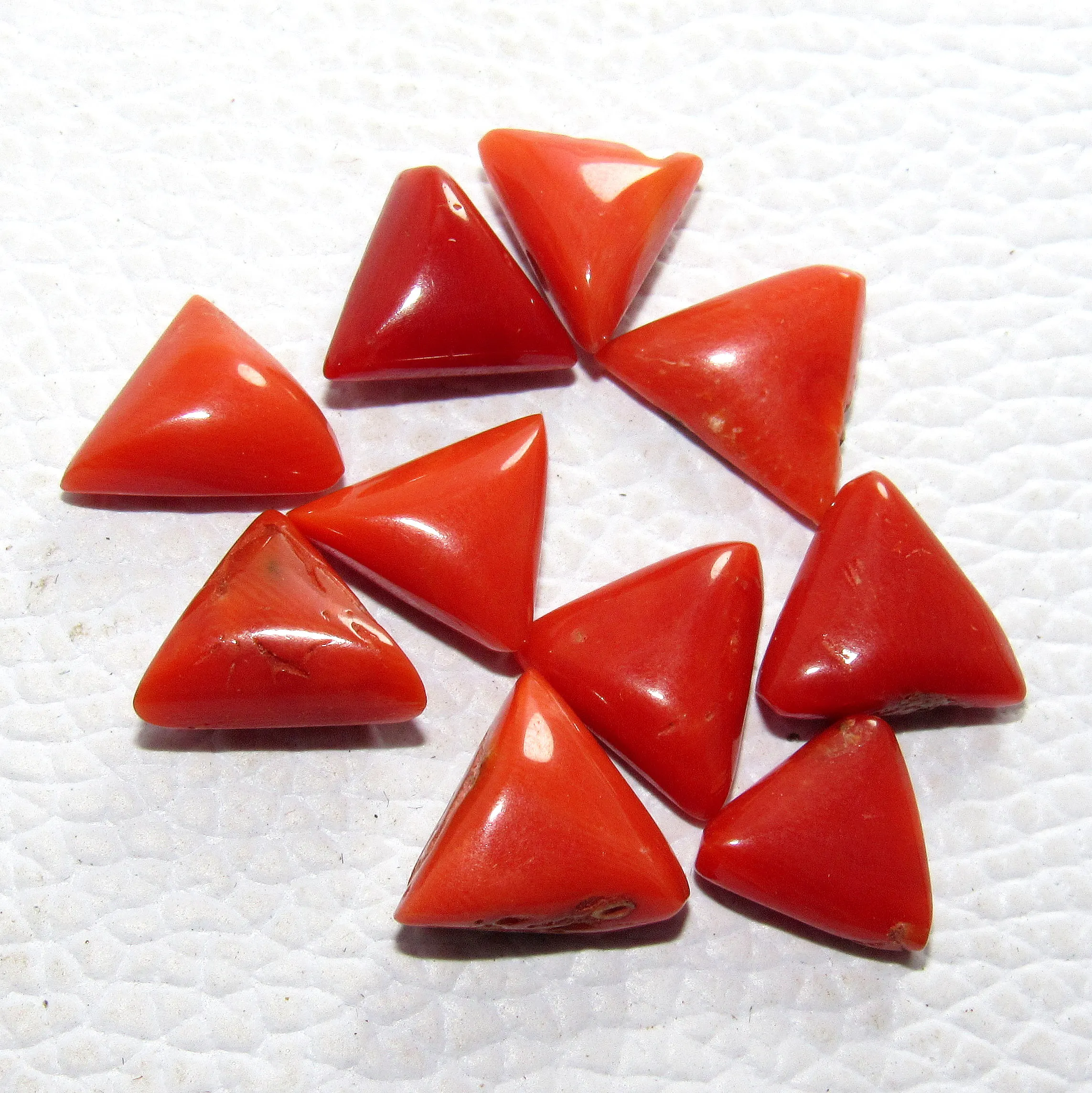 天然意大利珊瑚光滑三角形形状大量宽松宝石宝石凸圆形宝石用于制造