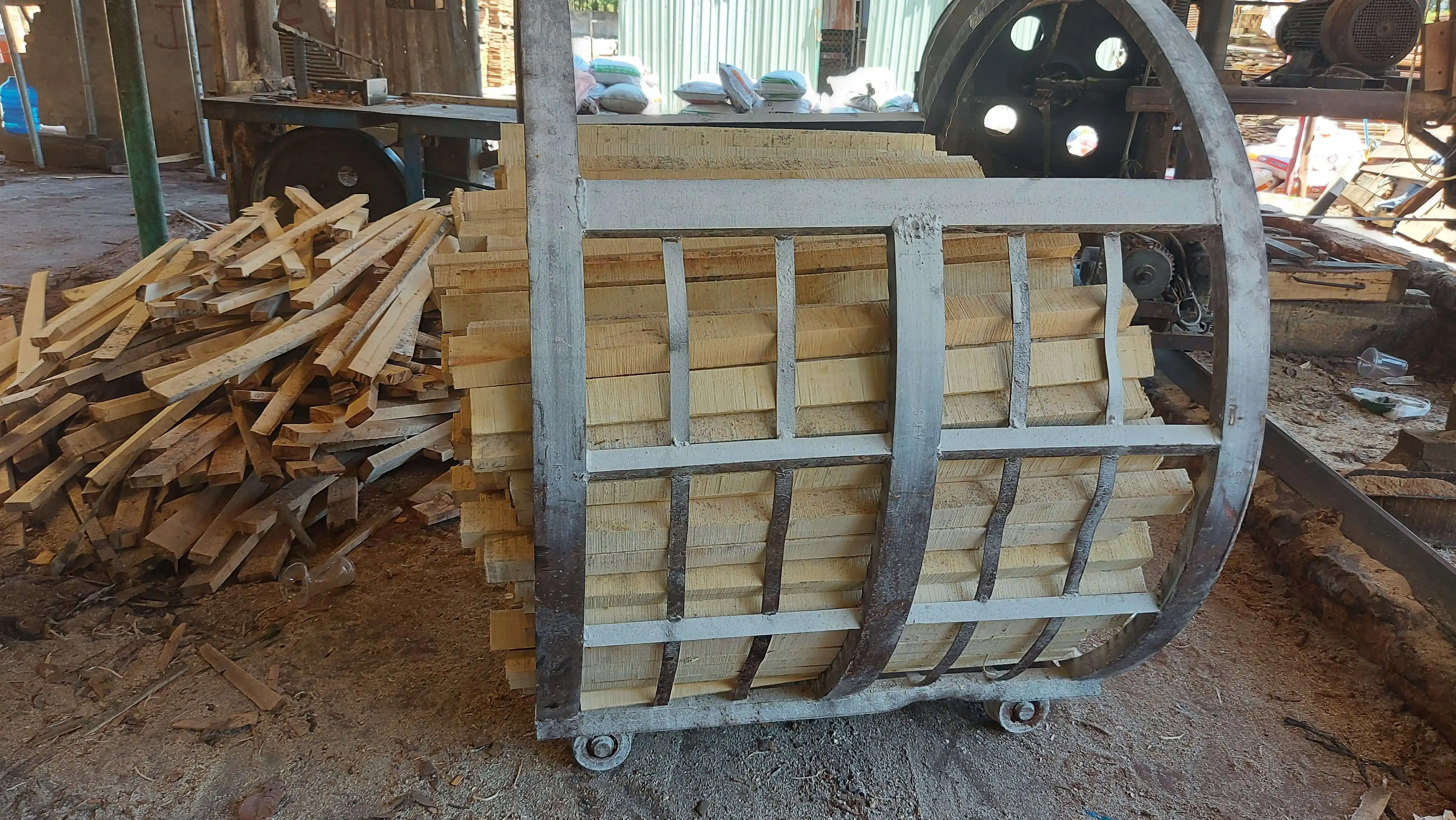 Natural Hard Acacia/rubber/pine Wood Logs/timber/planks With High