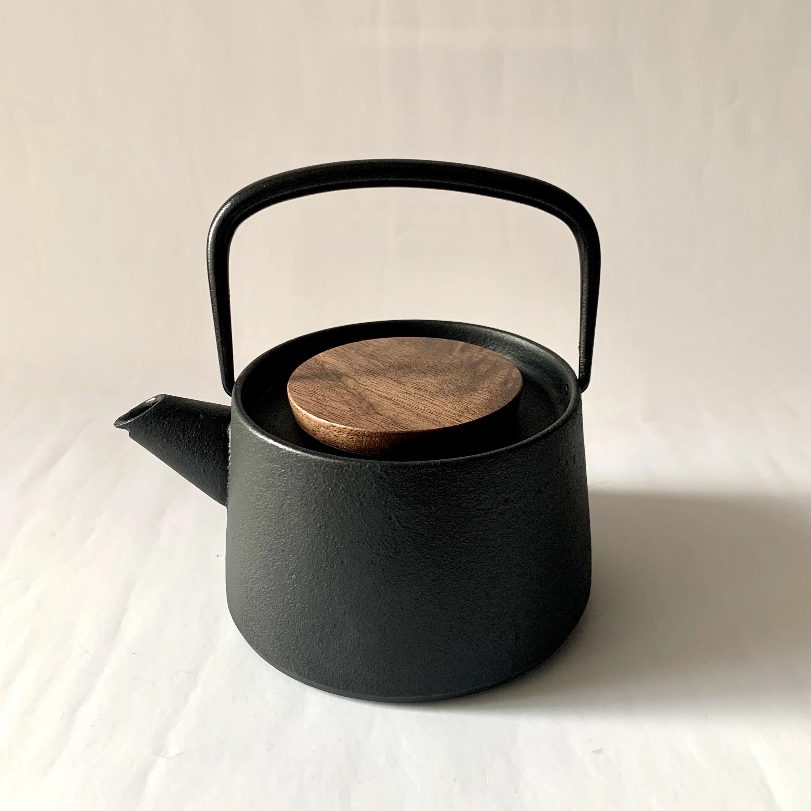 Japanese Traditional Cast Iron Teapot Kettle with Walnut Handle