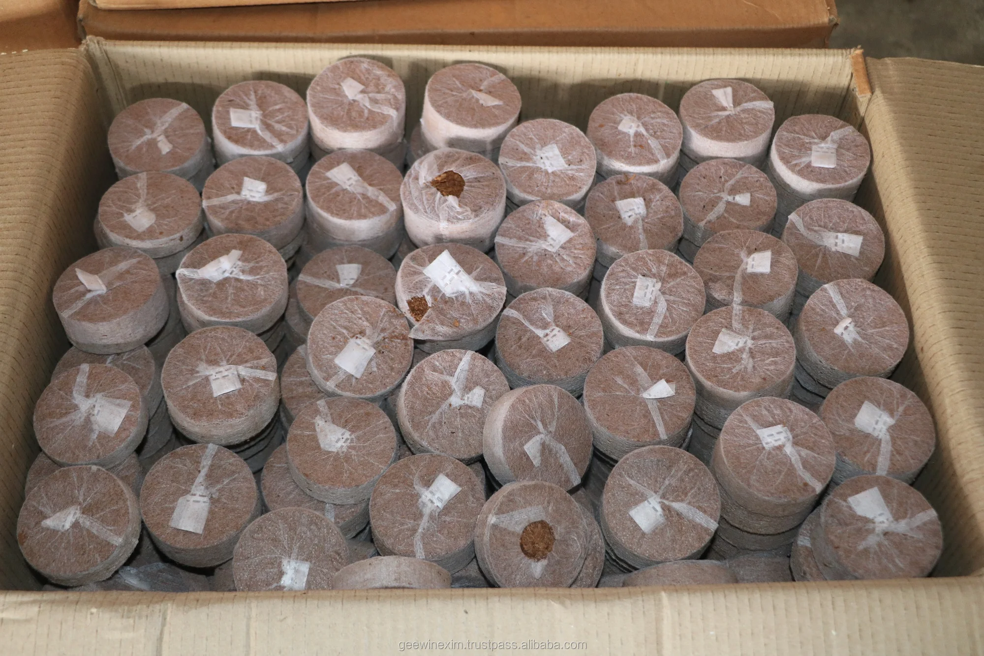 ROUND COCO PEAT DISC for SEED GERMINATION - SEED STARTER SOIL PLUGS - SEEDLINGS INDOORS - KITCHEN GARDENING