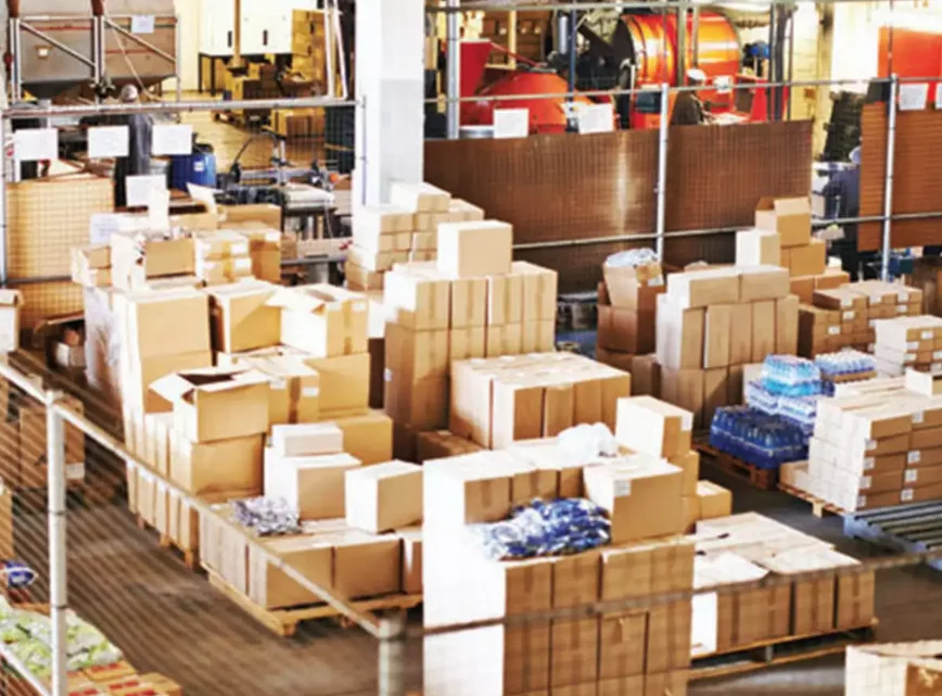 Экспорт оптом. Упаковка на складе. Упаковка канцелярских товаров на складе. Картонные упаковки FMCG.