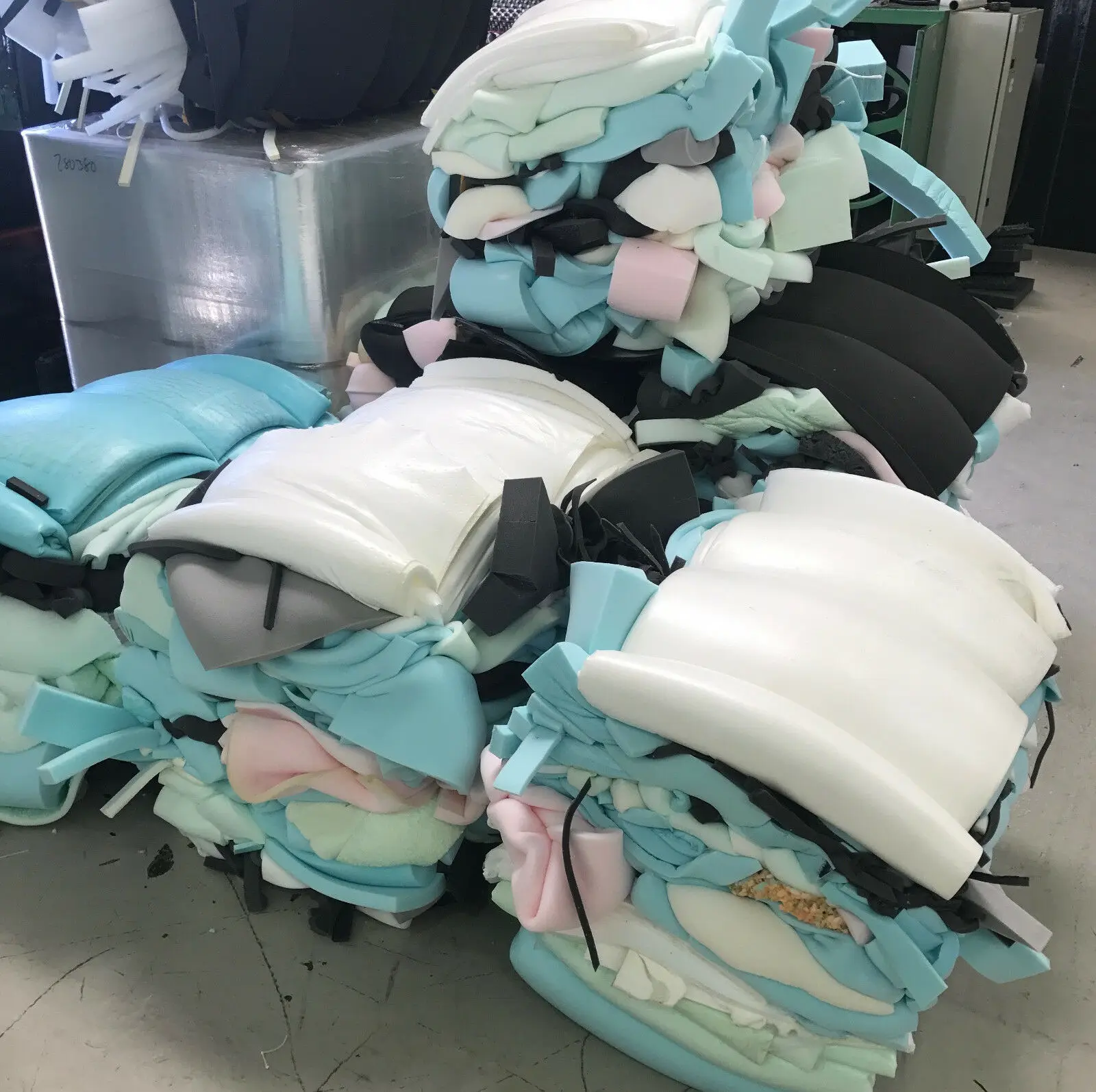 Отходы пеноматериалов полиуретан мебель Губка пены лома в тюках