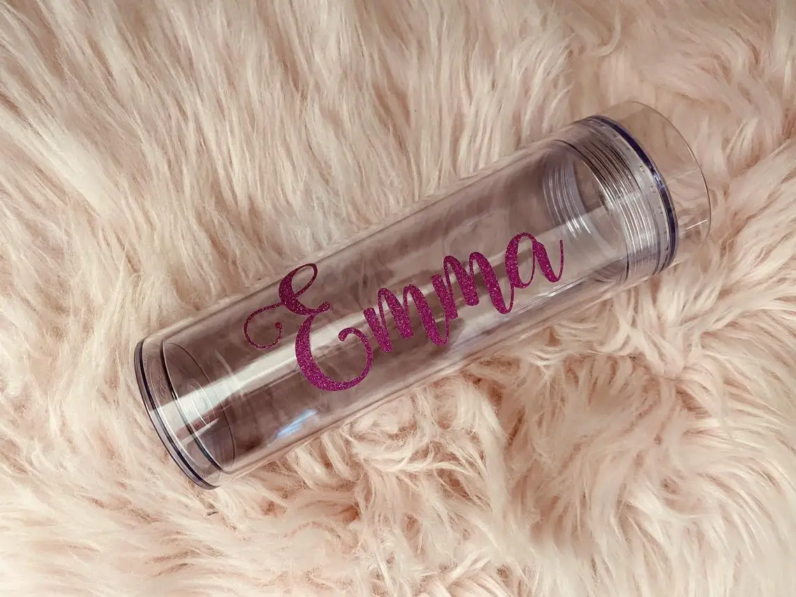 Тонкий стакан с соломенной чашкой