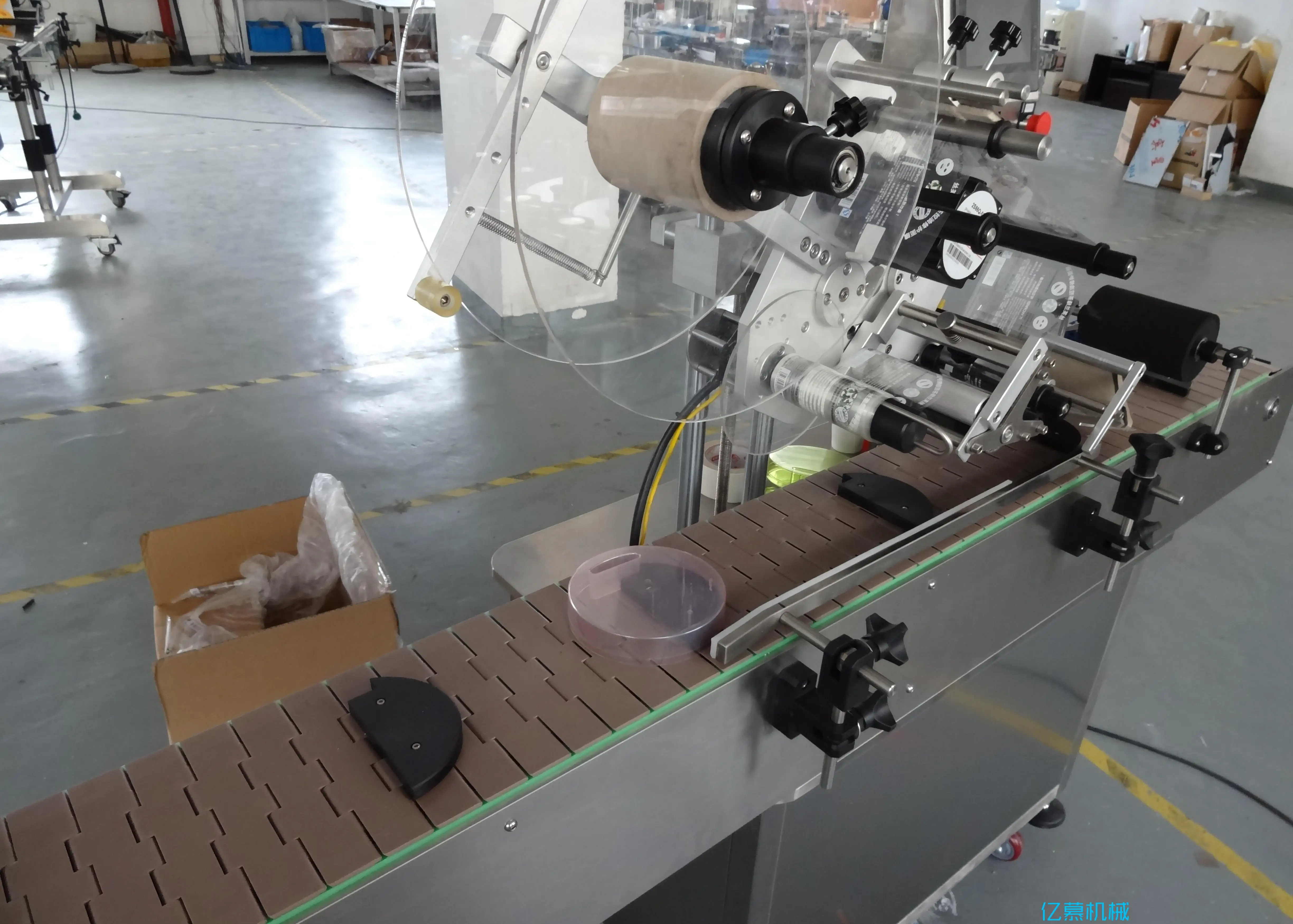 YM210 Automatic Cap Labeling Machine for Wine Chutty Bottle Jar