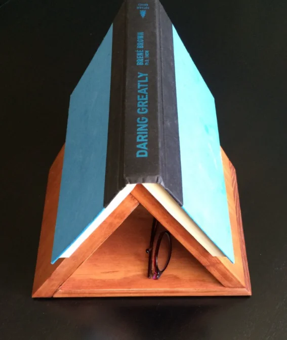 Удобный треугольный деревянный держатель для фотографий офиса школы