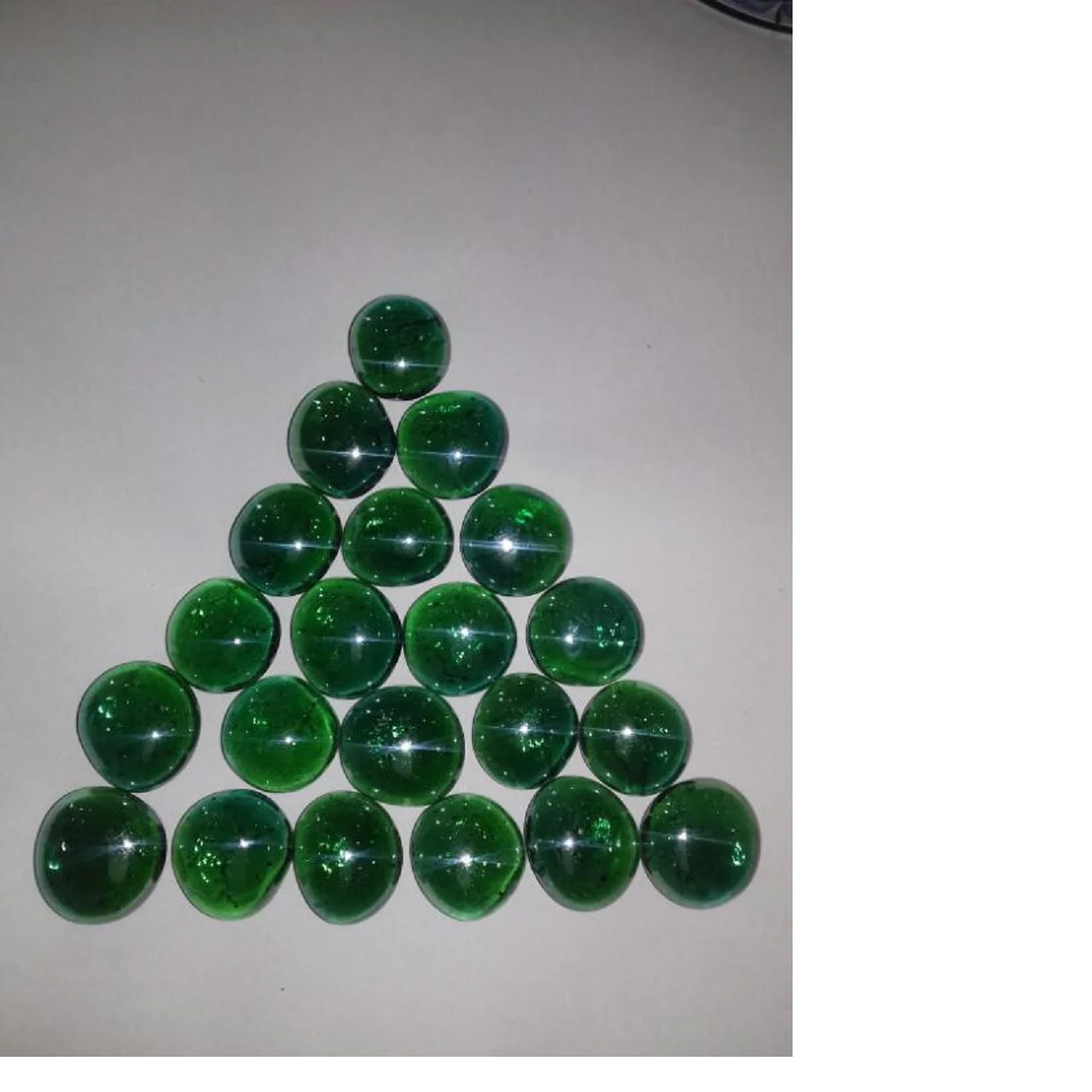 Стеклянные мраморы ручной работы разных форм и цветов доступны в индивидуальных